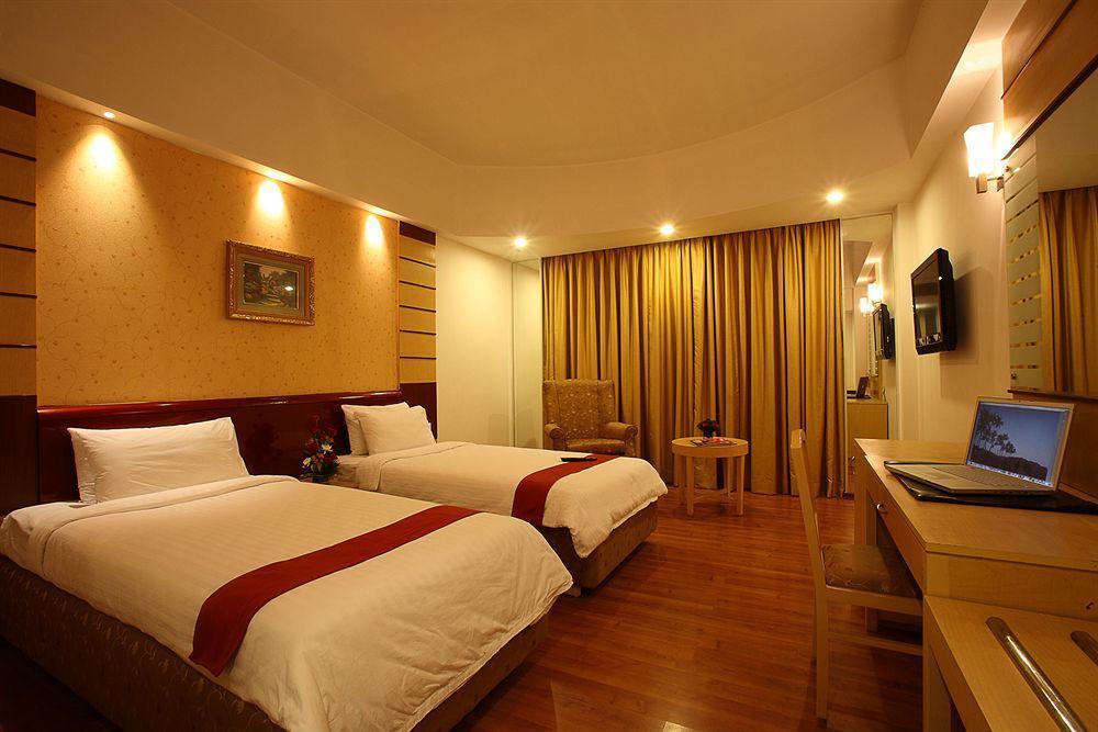 Katriya De Royal Hotel Hyderabad Bagian luar foto