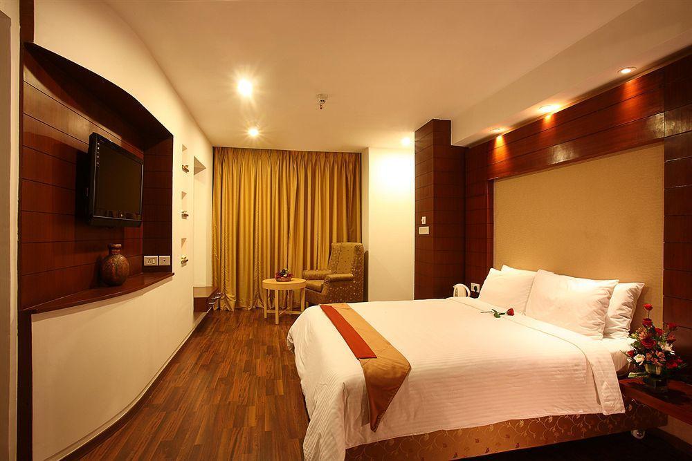 Katriya De Royal Hotel Hyderabad Bagian luar foto